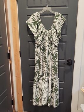 sofia by sofia vergara Green and White Leaf-Print Maxi Dress